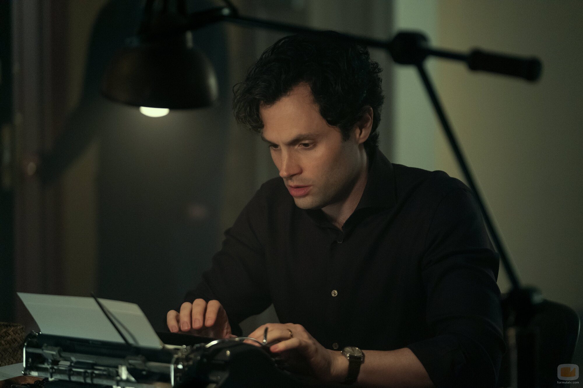 Penn Badgley en 5x01 'El hombre más afortunado de Nueva York' de 'You'