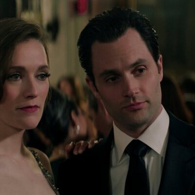 Penn Badgley y Charlotte Ritchie en 5x01 titulado 'El hombre más afortunado de Nueva York' de 'You'
