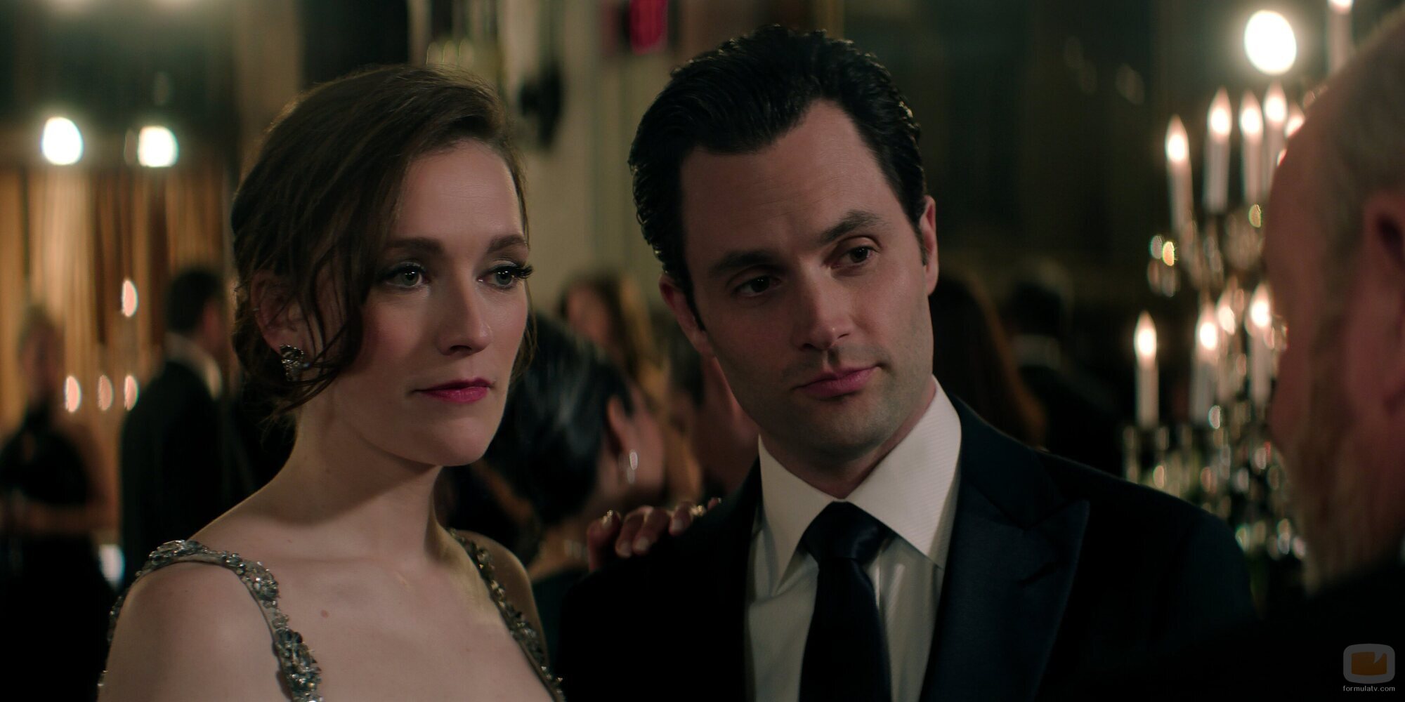 Penn Badgley y Charlotte Ritchie en 5x01 titulado 'El hombre más afortunado de Nueva York' de 'You'