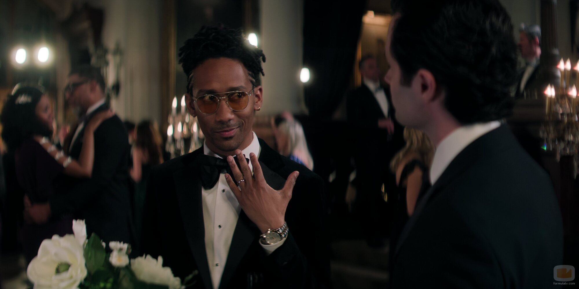 Penn Badgley y Griffin Matthews en 5x01 titulado 'El hombre más afortunado de Nueva York' de 'You'