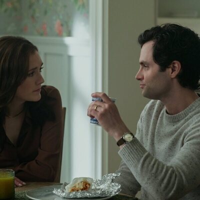Penn Badgley y Charlotte Ritchie en el 5x01 de 'You'