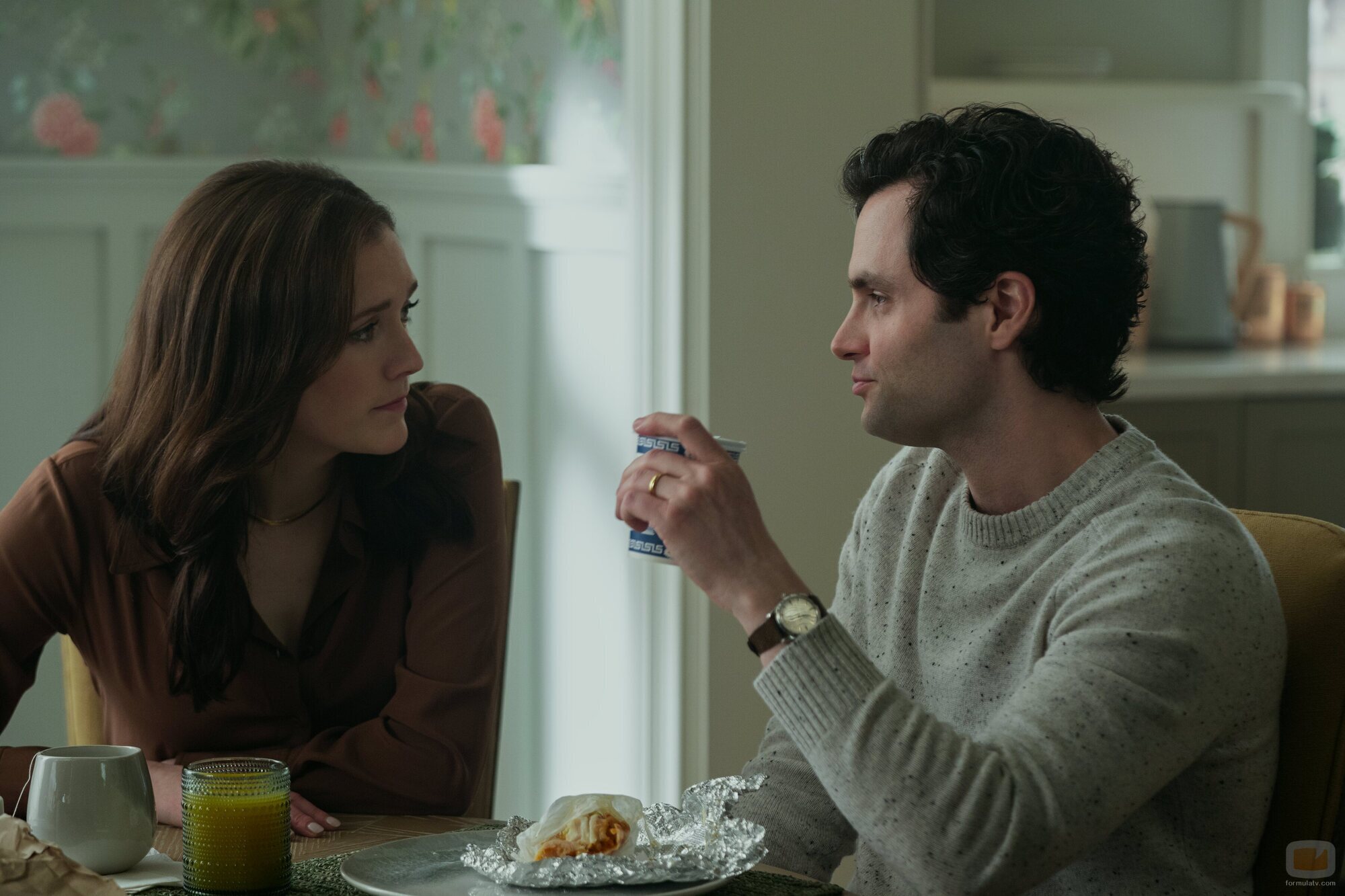 Penn Badgley y Charlotte Ritchie en el 5x01 de 'You'
