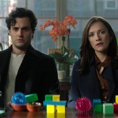 Penn Badgley y Charlotte Ritchie en 5x02 titulado 'La sangre se paga con sangre' de 'You'