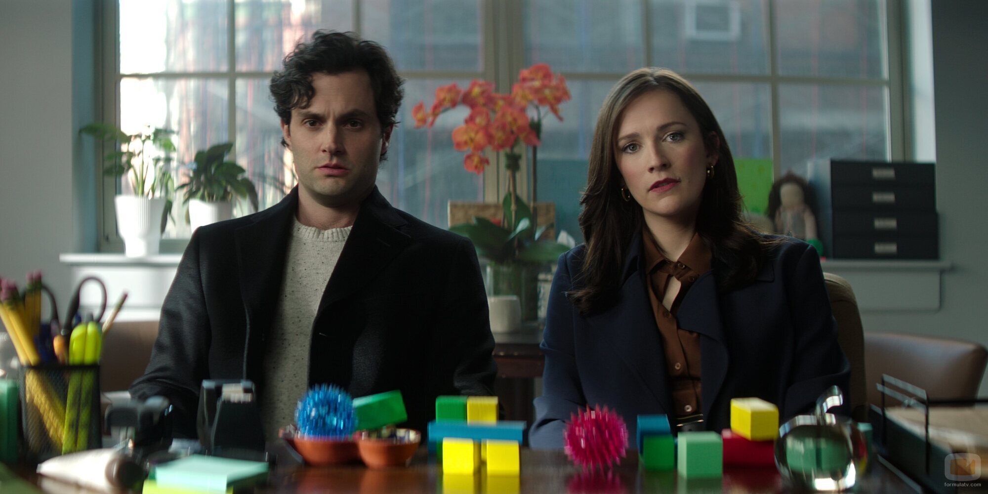 Penn Badgley y Charlotte Ritchie en 5x02 titulado 'La sangre se paga con sangre' de 'You'
