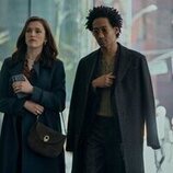 Charlotte Ritchie y Griffin Matthews en 5x02 titulado 'La sangre se paga con sangre' de 'You'