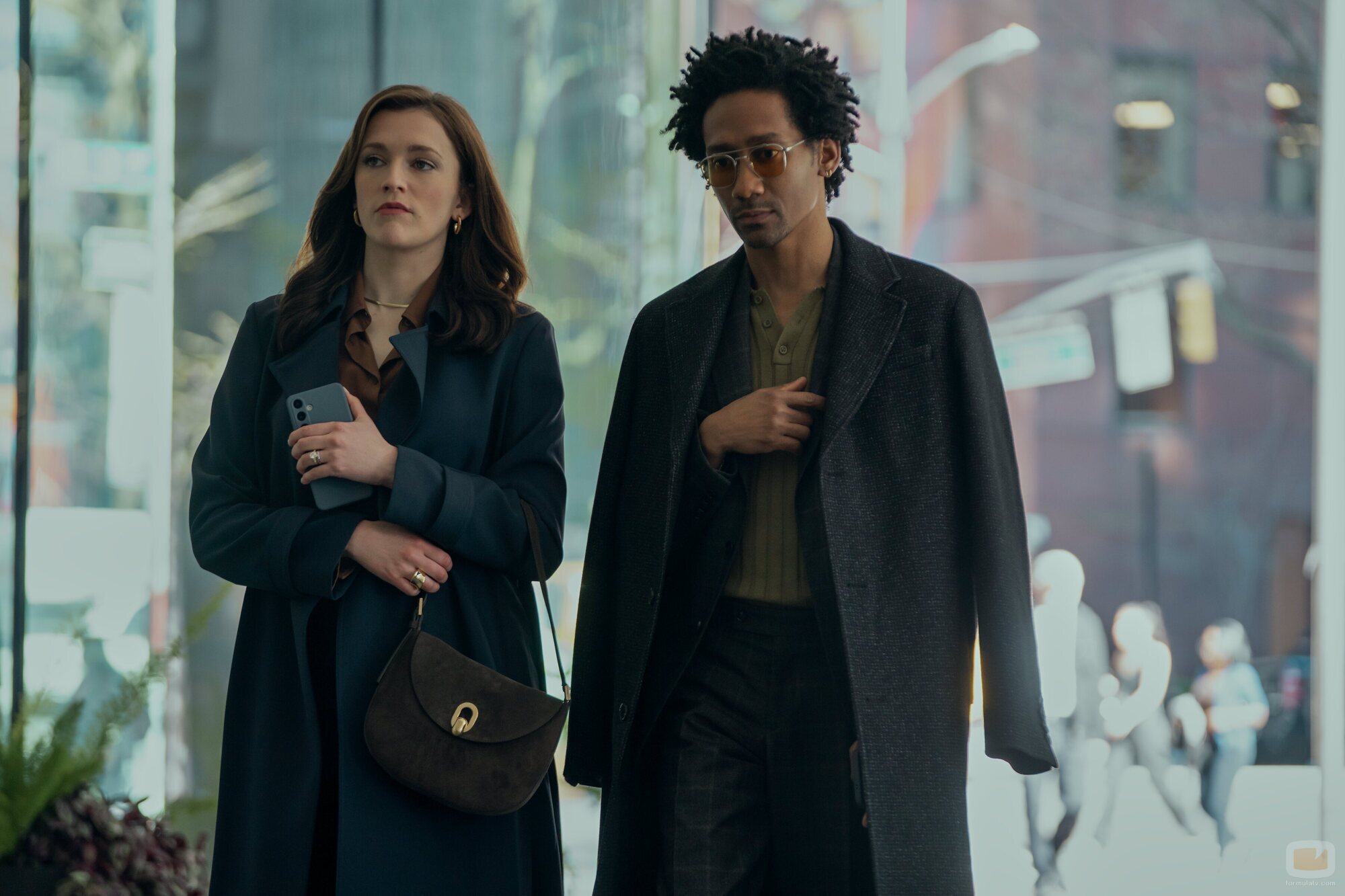 Charlotte Ritchie y Griffin Matthews en 5x02 titulado 'La sangre se paga con sangre' de 'You'