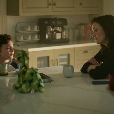 Charlotte Ritchie y Frankie DeMaio en Capítulo 3 titulado 'El síndrome del impostor' de 'You'