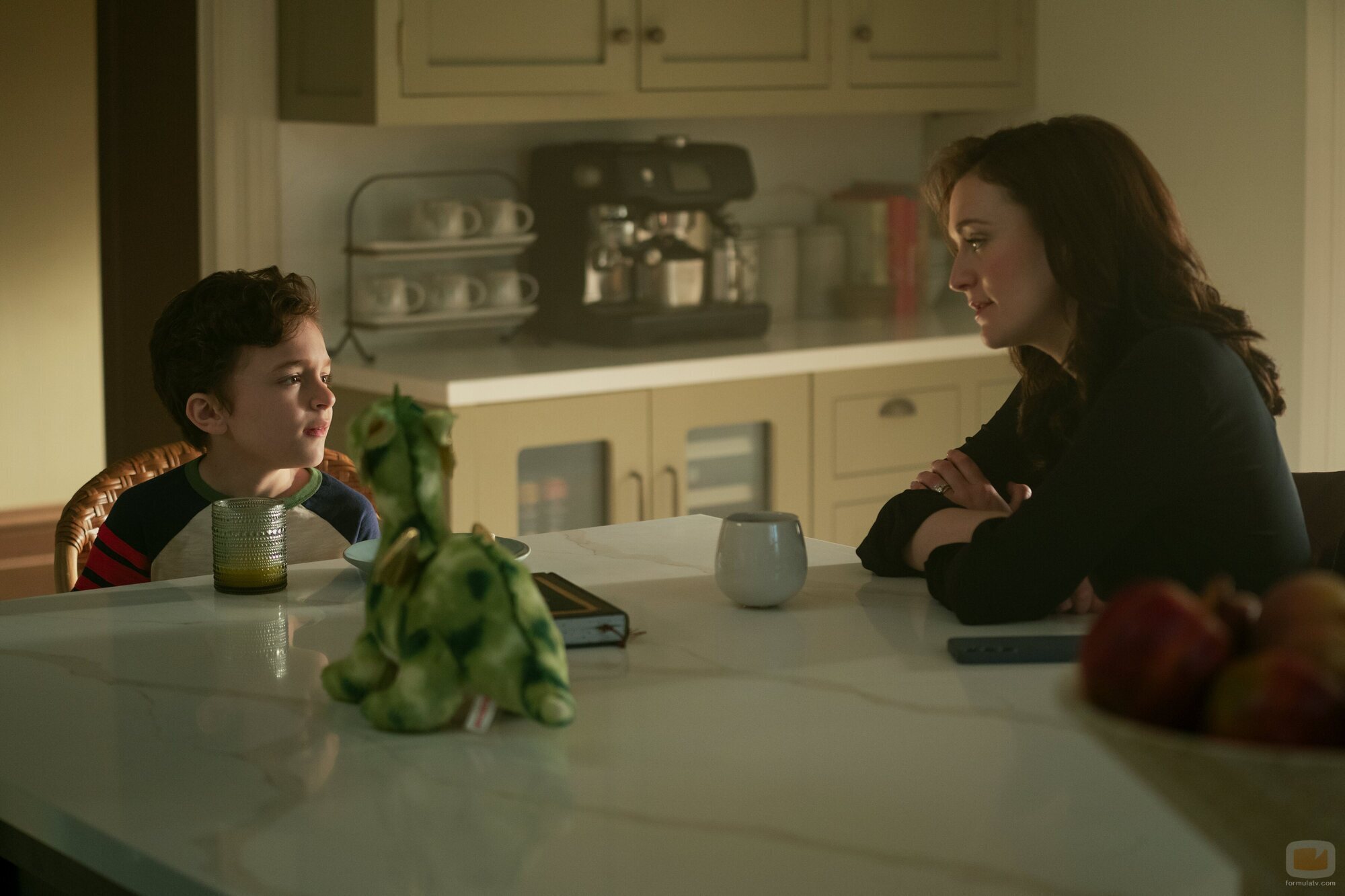 Charlotte Ritchie y Frankie DeMaio en Capítulo 3 titulado 'El síndrome del impostor' de 'You'