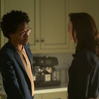 Charlotte Ritchie y Griffin Matthews en la temporada 5 y el capítulo 03 de 'You'