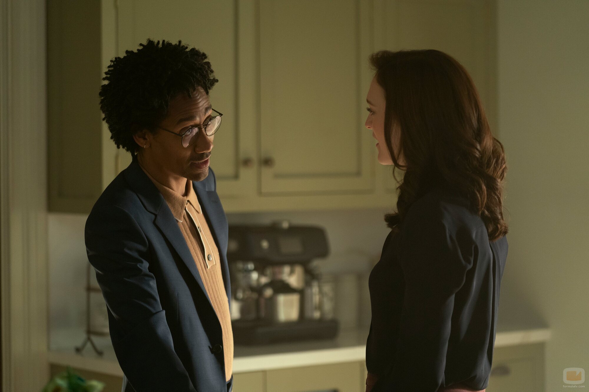 Charlotte Ritchie y Griffin Matthews en la temporada 5 y el capítulo 03 de 'You'