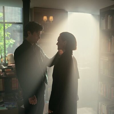 Penn Badgley y Madeline Brewer en 5x03 titulado 'El síndrome del impostor' de 'You'