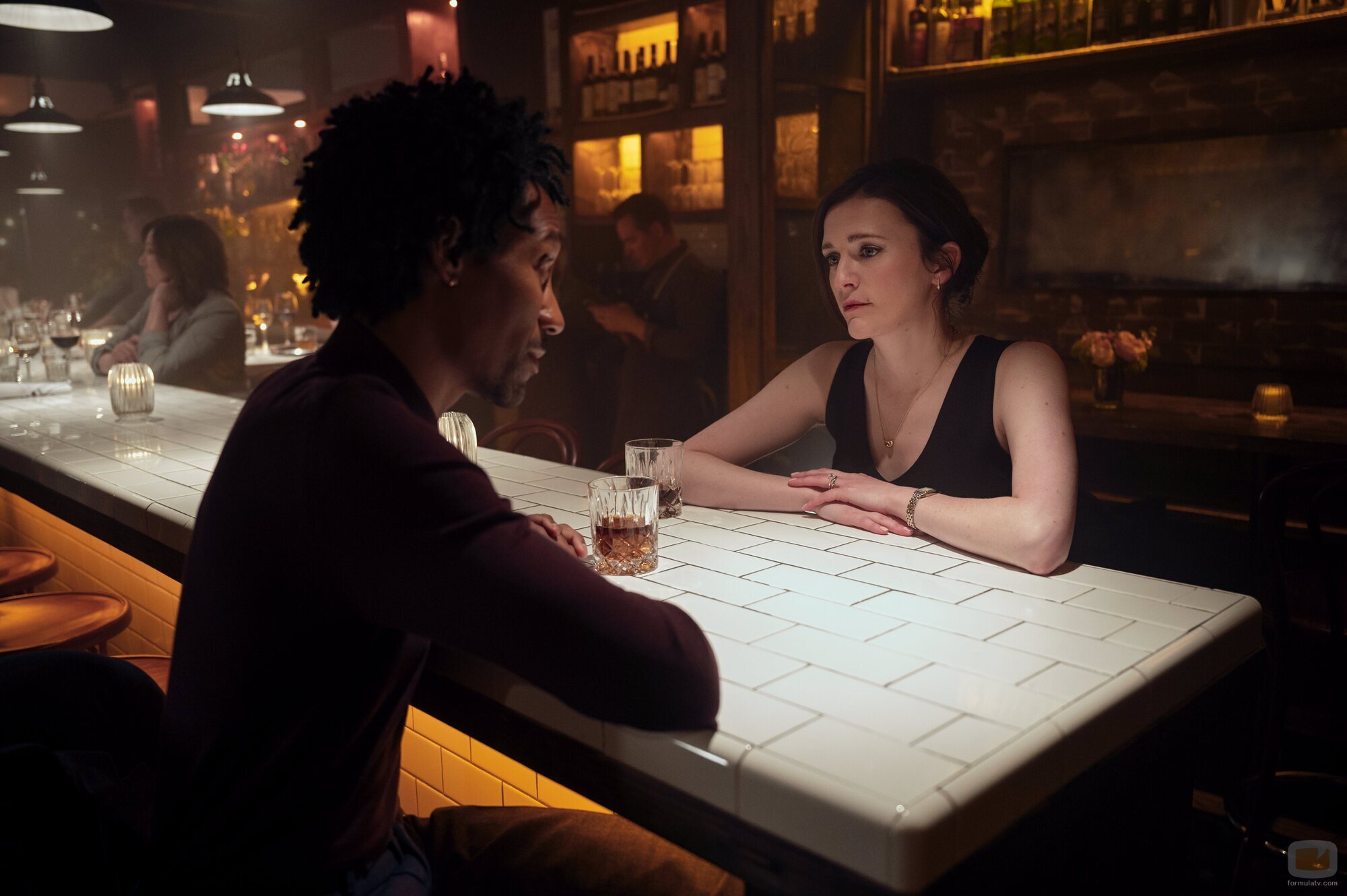 Charlotte Ritchie y Griffin Matthews en 5x04 'No, Maddie, Maddie, Maddie' de 'You'