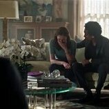 Charlotte Ritchie y Griffin Matthews en 5x05 'El último baile' de 'You'