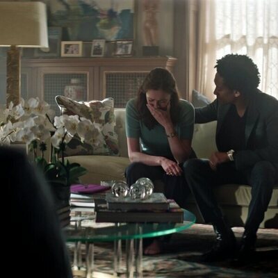 Charlotte Ritchie y Griffin Matthews en 5x05 'El último baile' de 'You'