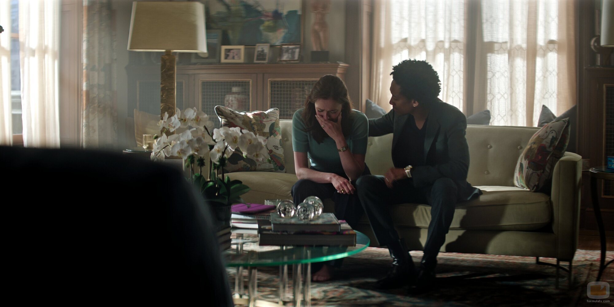 Charlotte Ritchie y Griffin Matthews en 5x05 'El último baile' de 'You'