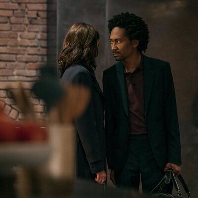 Charlotte Ritchie y Griffin Matthews en el 5x07 de 'You'
