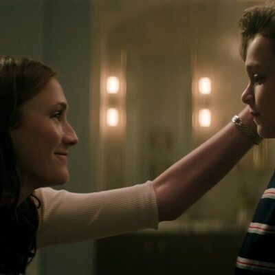 Charlotte Ritchie y Frankie DeMaio en 5x07 '#JoeGoldberg' de 'You'