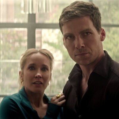 Anna Camp y Pete Ploszek en la temporada 5 y el capítulo 08 de 'You'