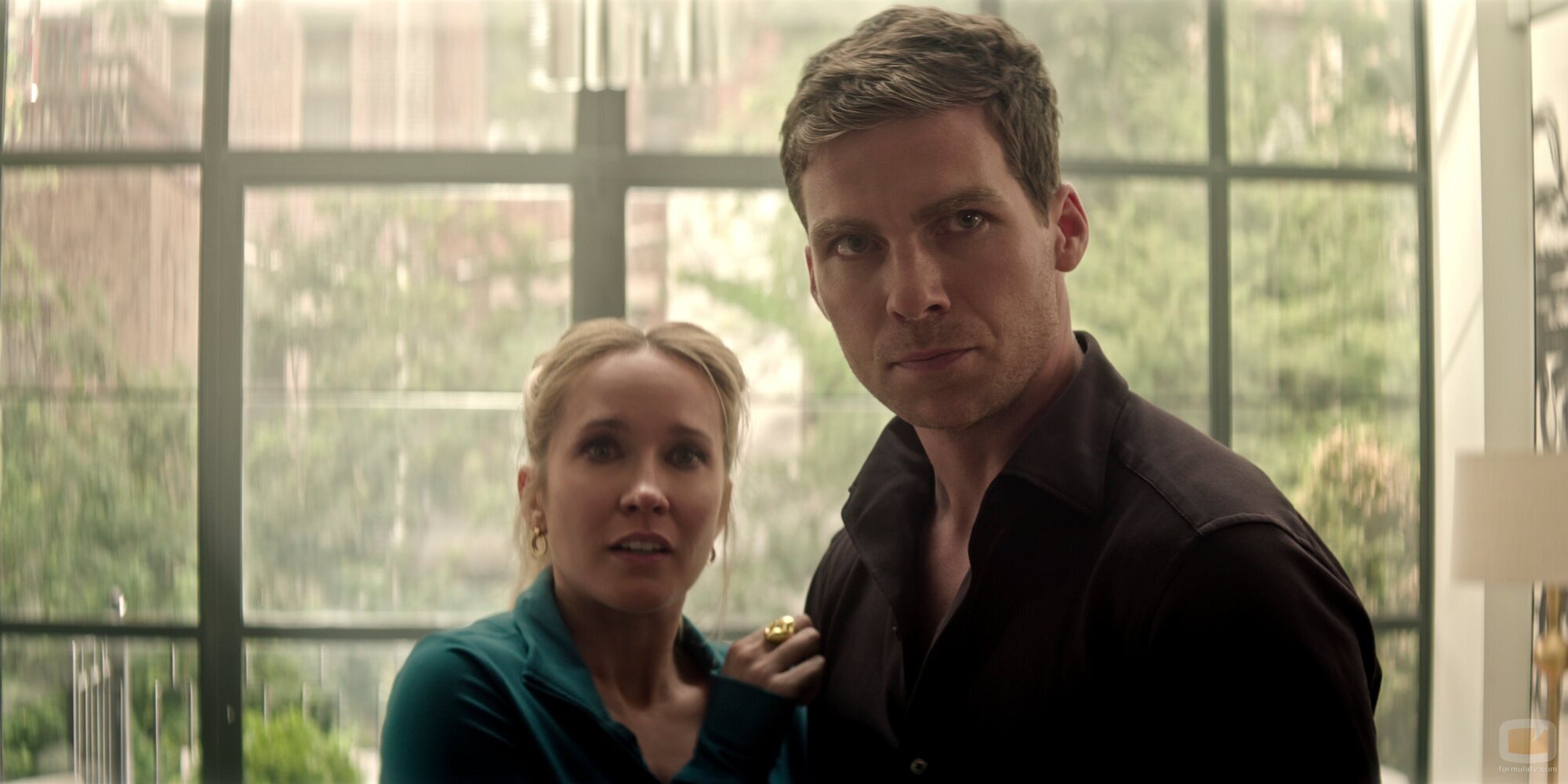 Anna Camp y Pete Ploszek en la temporada 5 y el capítulo 08 de 'You'