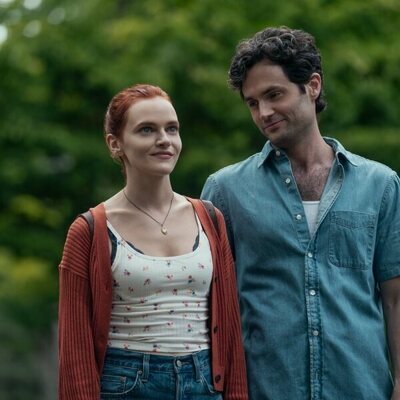 Penn Badgley y Madeline Brewer en el 5x10 de 'You'