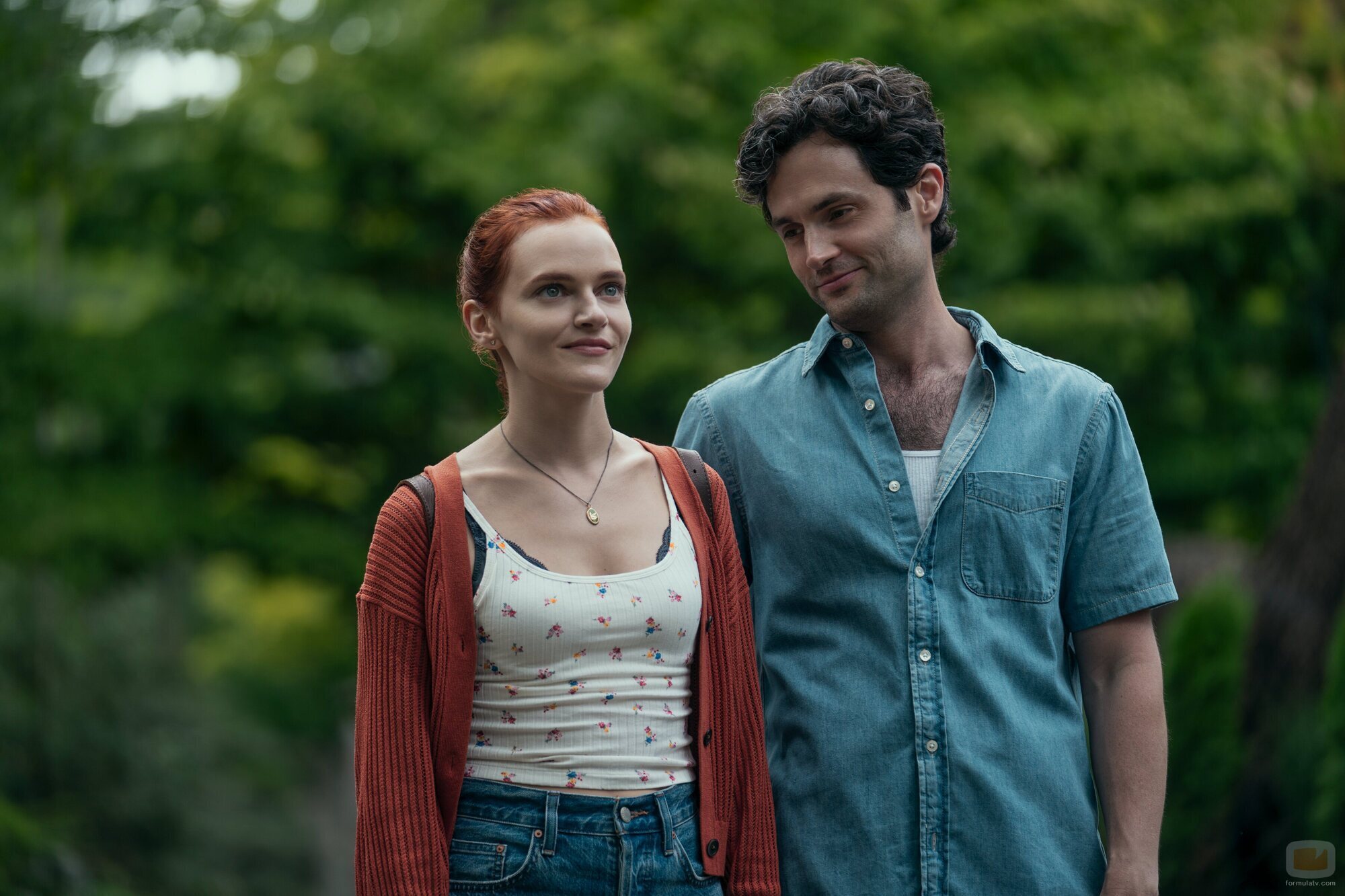 Penn Badgley y Madeline Brewer en el 5x10 de 'You'