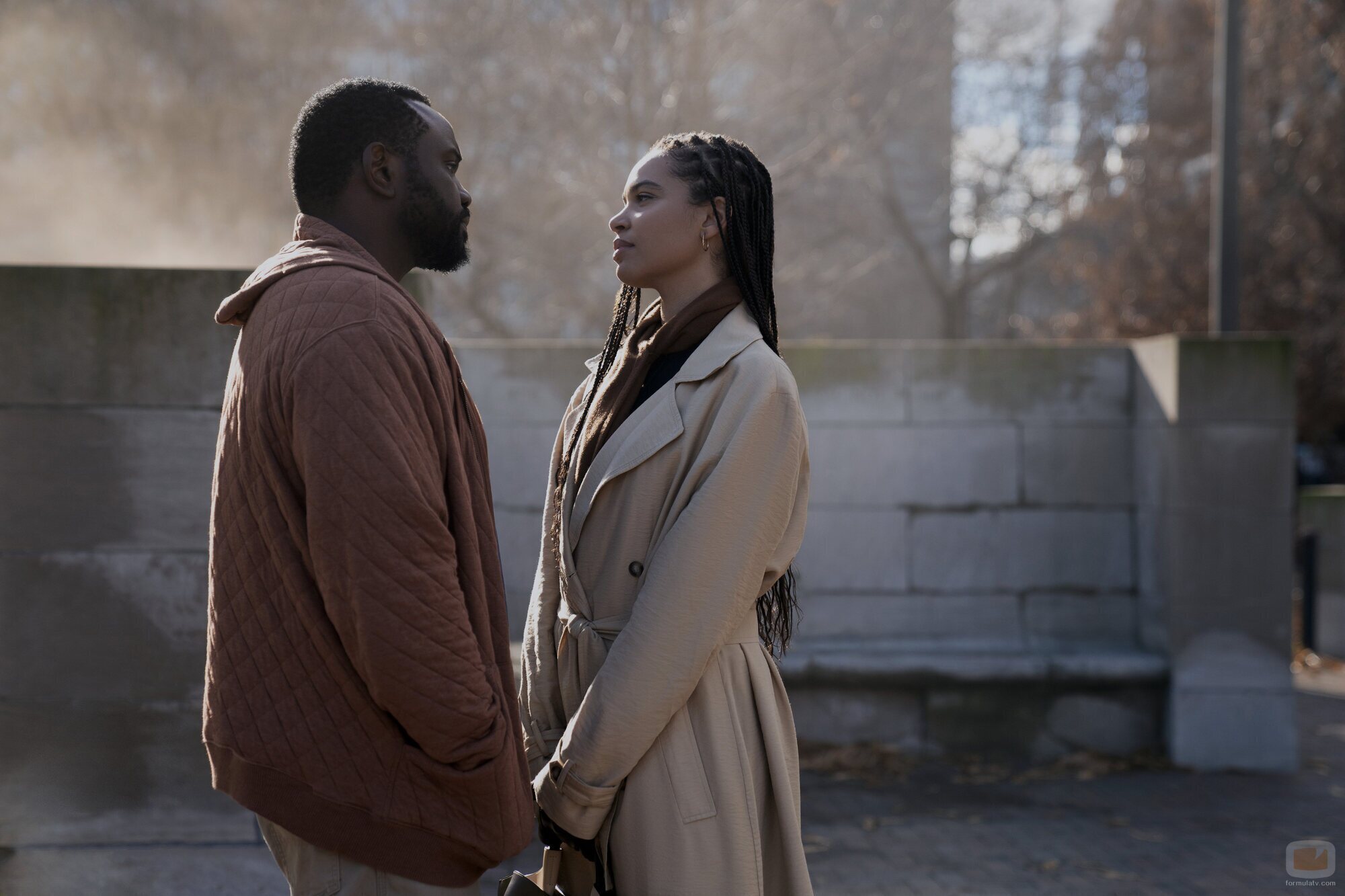 Brian Tyree Henry y Nesta Cooper en 'Hacer las paces con Dios' de 'Ladrones de drogas'