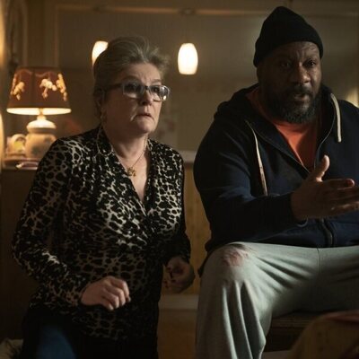 Kate Mulgrew y Ving Rhames en la temporada 1 y el capítulo 06 de 'Ladrones de drogas'