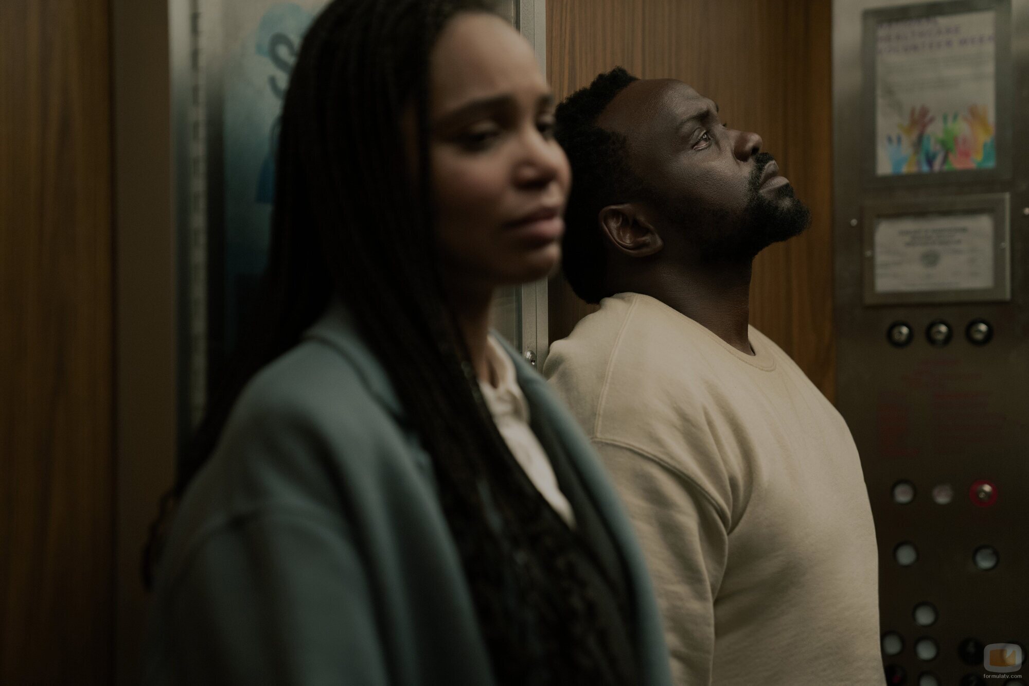 Brian Tyree Henry y Nesta Cooper en 1x07 'Mussolini' de 'Ladrones de drogas'