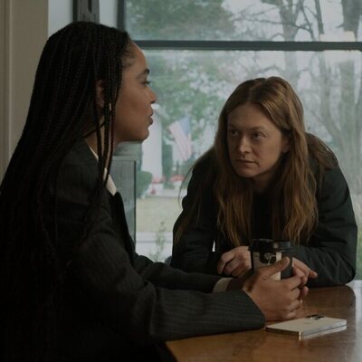 Marin Ireland y Nesta Cooper en el 1x07 de 'Ladrones de drogas'