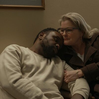 Kate Mulgrew y Brian Tyree Henry en 'Mussolini' de 'Ladrones de drogas'