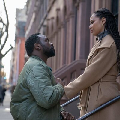 Brian Tyree Henry y Nesta Cooper en la temporada 1 y el capítulo 08 de 'Ladrones de drogas'