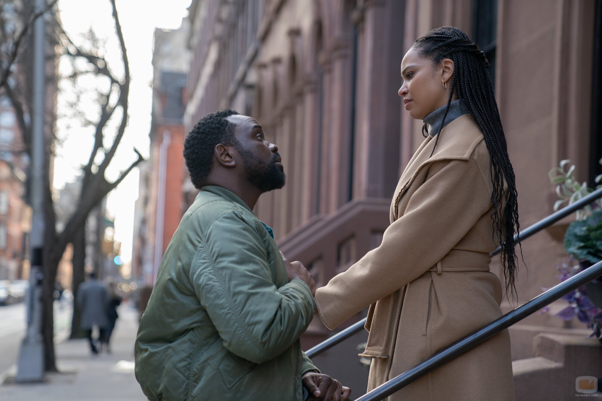 Brian Tyree Henry y Nesta Cooper en la temporada 1 y el capítulo 08 de 'Ladrones de drogas'