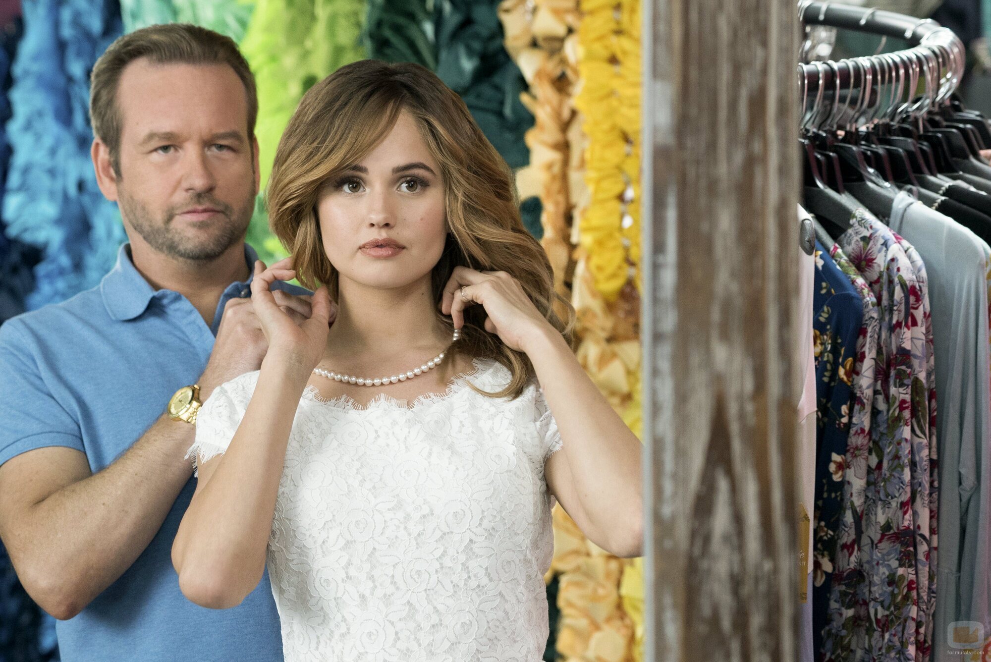 Dallas Roberts y Debby Ryan en el 1x01 de 'Insatiable'