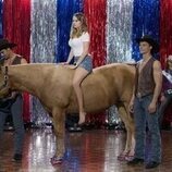 Debby Ryan en 1x03 'Miss Vaqueros a pelo' de 'Insaciable'