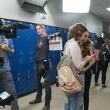 Debby Ryan y Kimmy Shields en 1x07 'Miss Magic Jesus' de 'Insaciable'