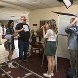 Foto de Debby Ryan y Erinn Westbrook en Capítulo 7 titulado 'Miss Magic Jesus' de 'Insaciable'