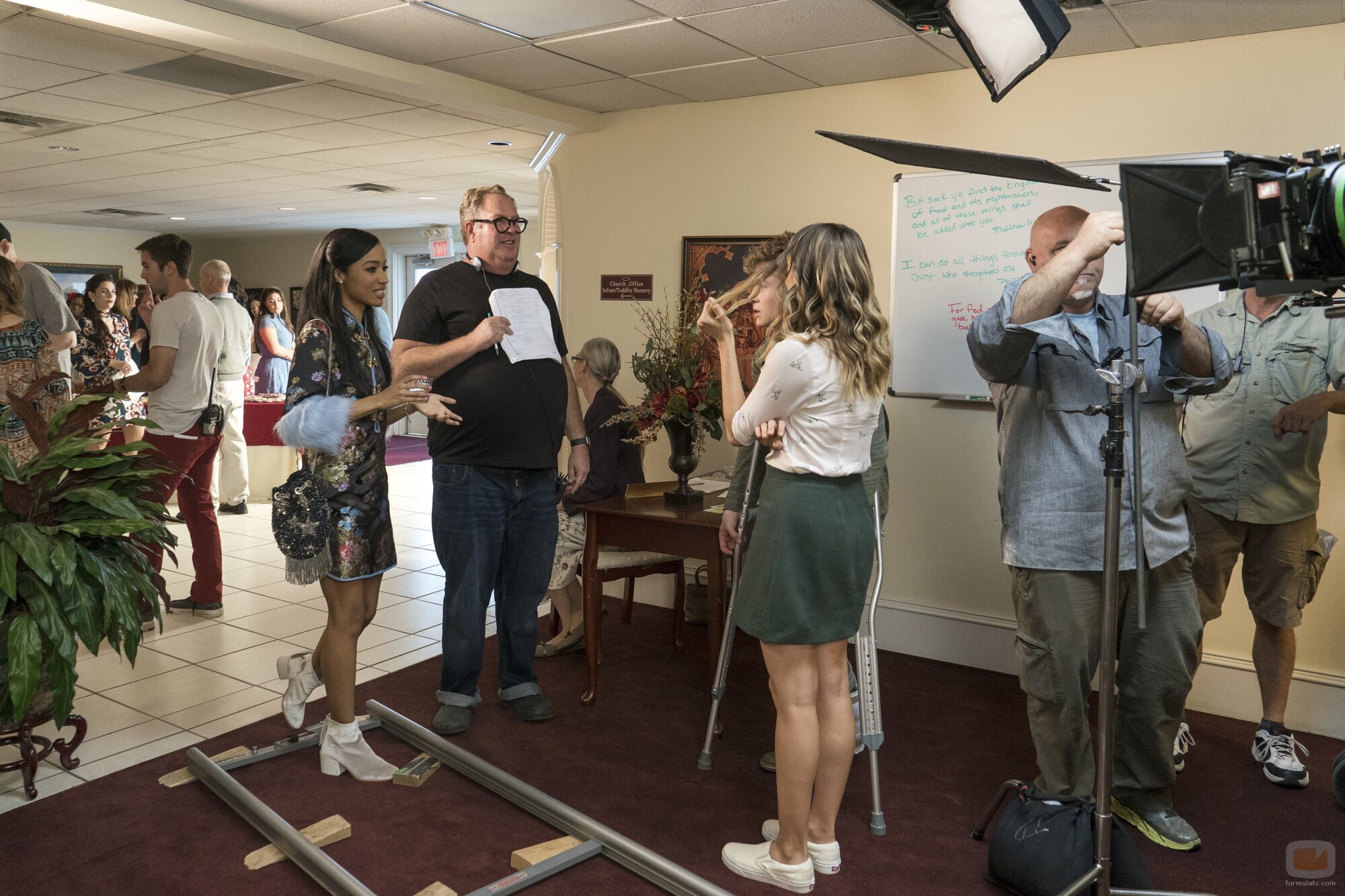 Foto de Debby Ryan y Erinn Westbrook en Capítulo 7 titulado 'Miss Magic Jesus' de 'Insaciable'