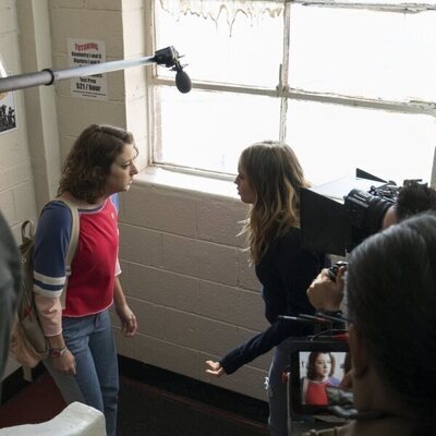 Debby Ryan y Kimmy Shields en el 1x07 de 'Insatiable'