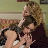 Debby Ryan y Sarah Colonna en 1x09 titulado 'Kitty 666' de 'Insaciable'