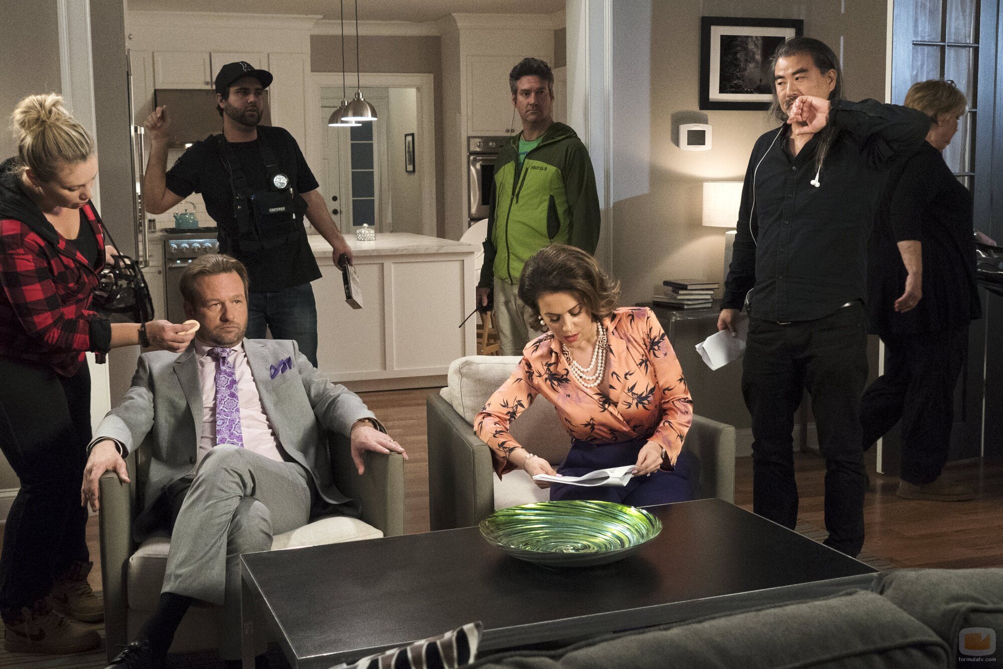 Alyssa Milano y Dallas Roberts en 'Corazón de banana' de 'Insatiable'