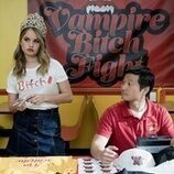 Debby Ryan en 'Corazón de banana' de 'Insaciable'