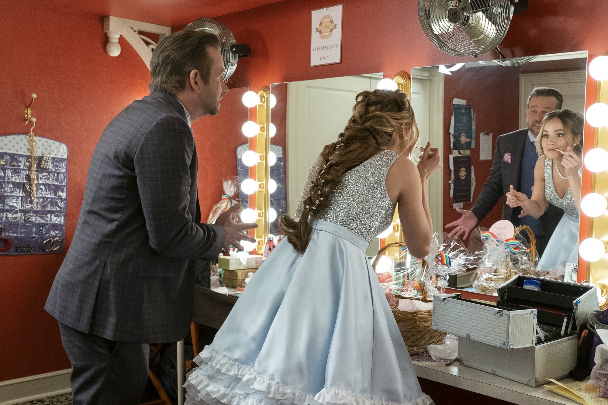 Dallas Roberts y Debby Ryan en 2x01 'Cerda' de 'Insaciable'