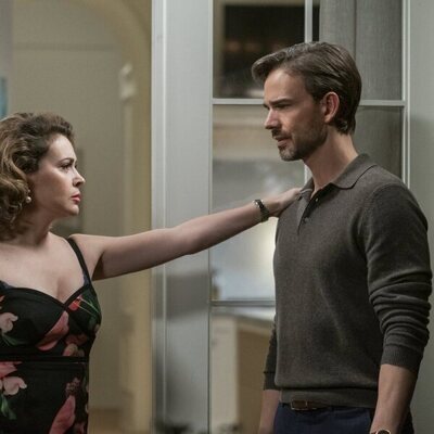 Alyssa Milano y Christopher Gorham en 'Cerda' de 'Insatiable'