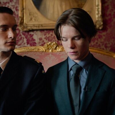 Pernilla August y Edvin Ryding en la temporada 1 y el capítulo 01 de 'Jóvenes altezas'