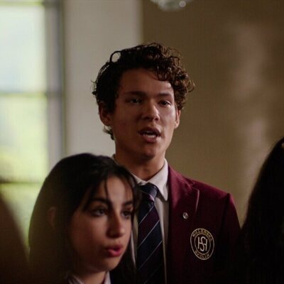 Foto de Omar Rudberg en la temporada 1 y el capítulo 01 de 'Jóvenes altezas'