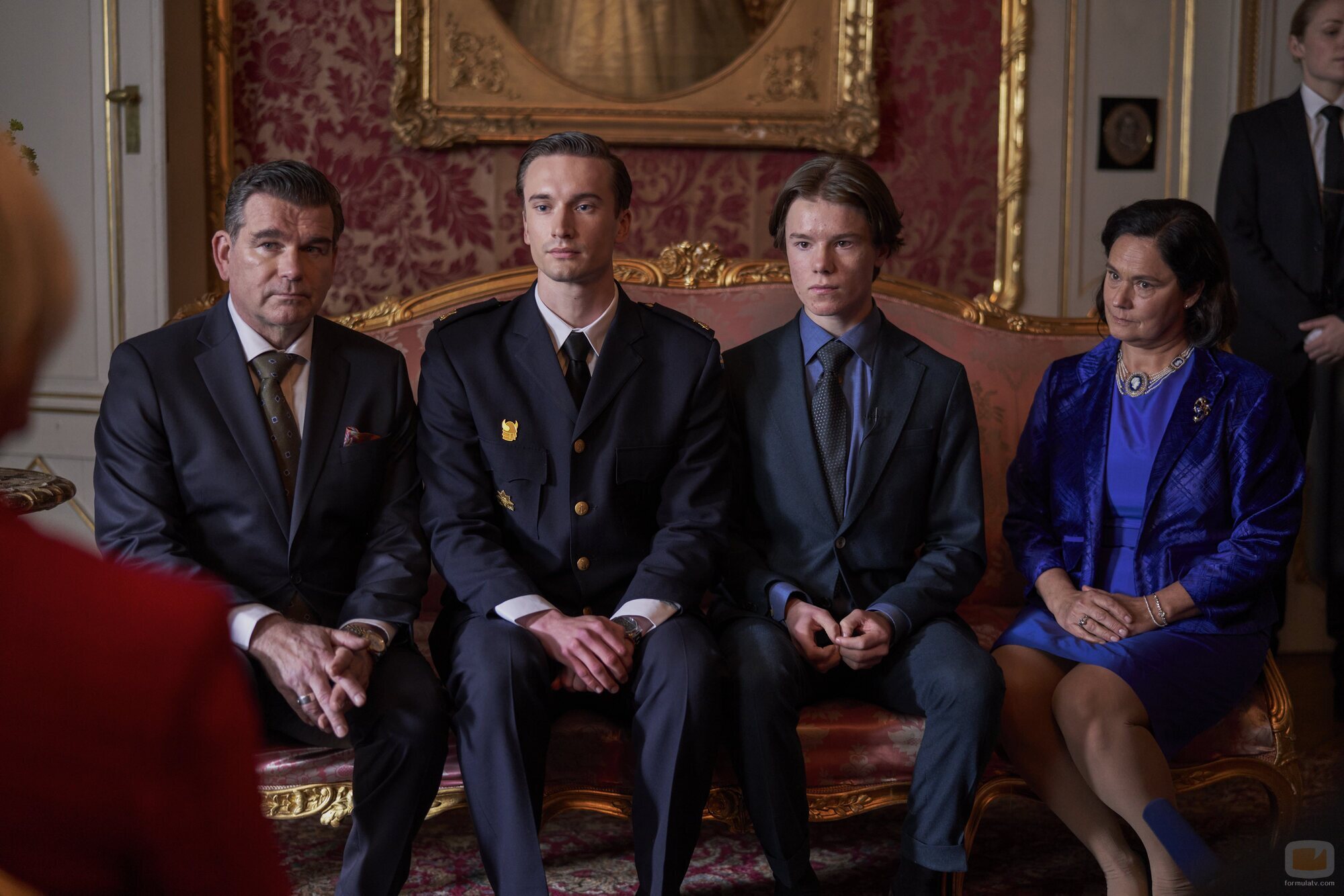 Pernilla August y Edvin Ryding en 1x01 titulado 'Episodio 1' de 'Jóvenes altezas'