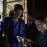 Pernilla August y Edvin Ryding en 'Episodio 1' de 'Jóvenes altezas'