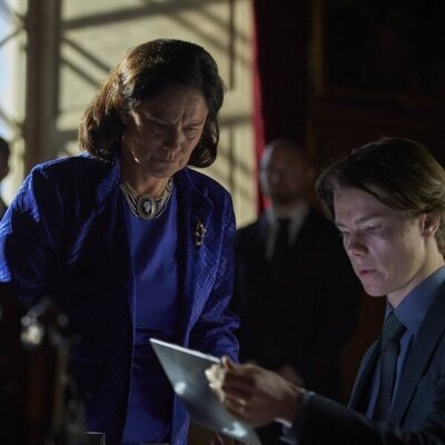Pernilla August y Edvin Ryding en 'Episodio 1' de 'Jóvenes altezas'