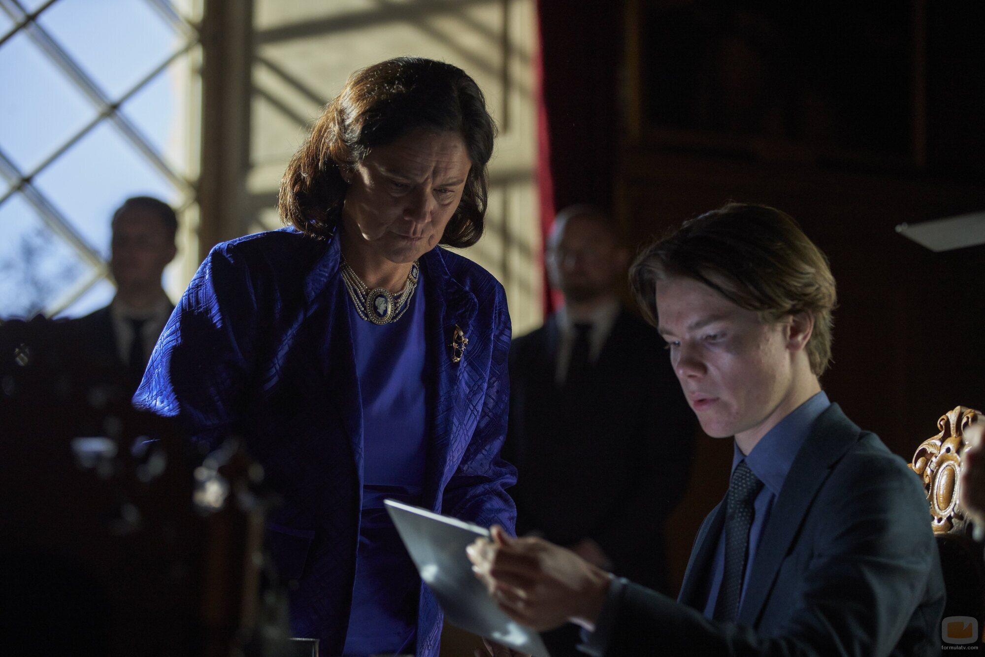 Pernilla August y Edvin Ryding en 'Episodio 1' de 'Jóvenes altezas'