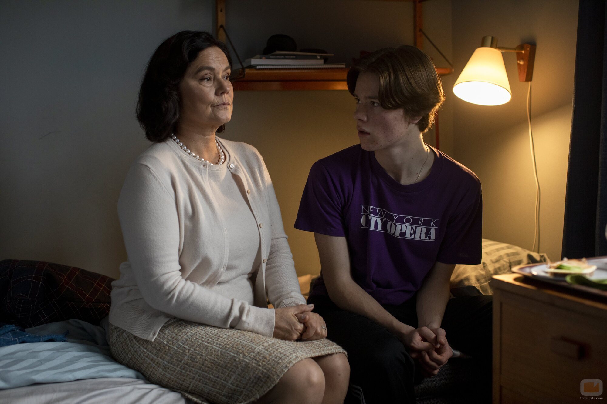 Pernilla August y Edvin Ryding en la temporada 1 y el capítulo 06 de 'Jóvenes altezas'